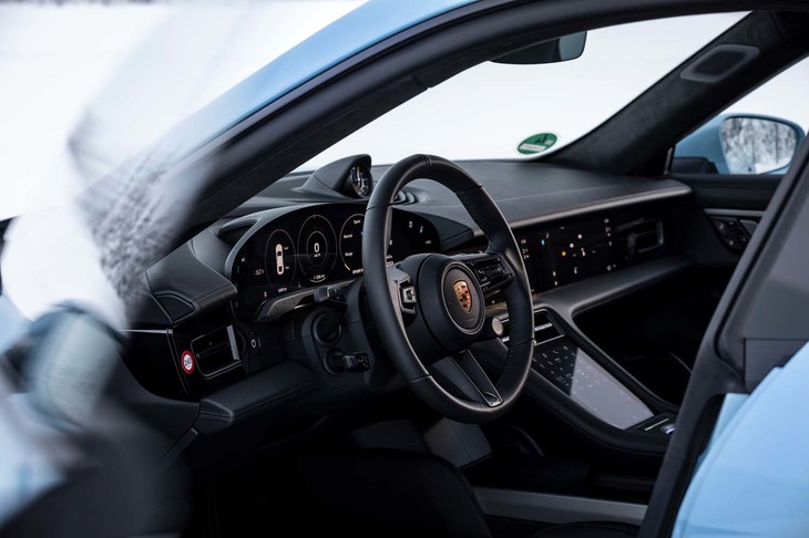 インテリアのデザインモチーフは1963年にデビューした初代「911」。センタースクリーンを挟むように、ダッシュボードが上下2段に分かれている。