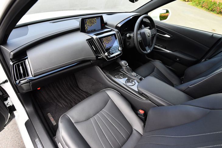 「Simple & Emotion（シンプル アンド エモーション）」をテーマにデザインされたインテリア。センターコンソールには、8インチと7インチ、2つのディスプレイが備わる。