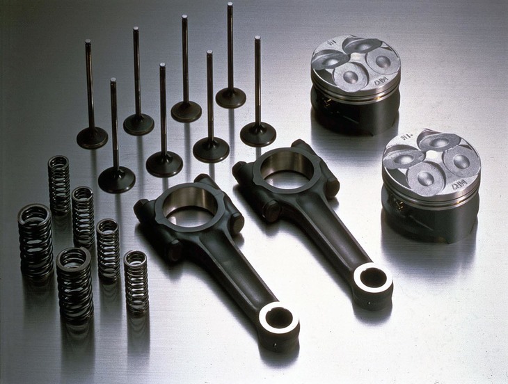 チタン合金製のコンロッドや軽量ピストン（写真）を採用した「VFR750R」のエンジンは、最高出力77PS、最大トルク7.1kgf・mを発生した。