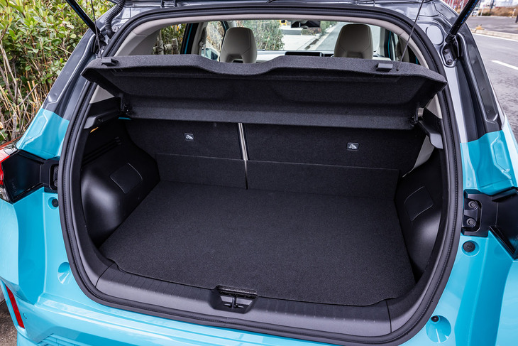 荷室容量はFF車の340リッターに対して、4WD車のこちらは260リッターとなる。床下には「e-POWER」用のリチウムイオンバッテリーや12V鉛バッテリー、けん引フック、パンク修理キットなどが整然と収められている。