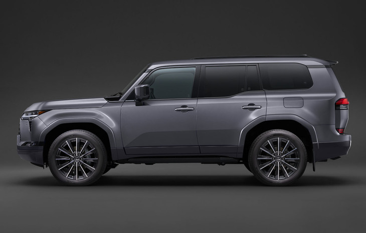 新たに設定された7人乗り仕様「GX550“バージョンL”」は、22インチホイールを装着する。