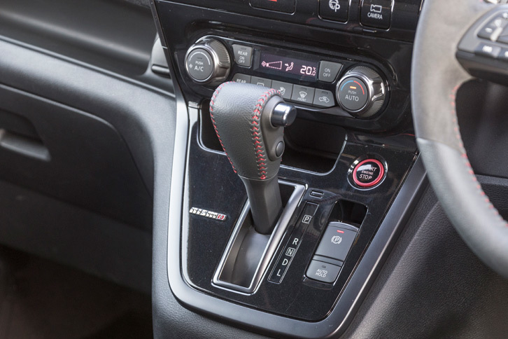 NISMOのアイコニックカラーであるレッドアクセントを施した専用の本革巻きシフトノブが採用される。
