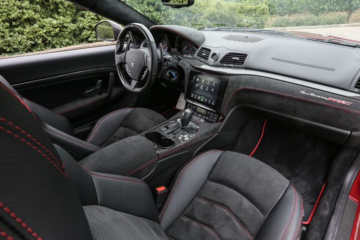 インテリアには「スポーツ」「MC」ともに、8色の内装色と5種類の装飾トリムが用意される。