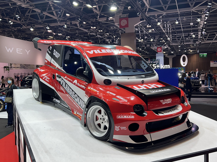 「フィアット・ムルティプラ」の皮をかぶった、最高出力1000PSを誇るレーシングマシン「フィアット1000tipla」。