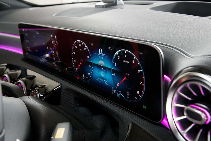 「A180スタイル」のダッシュボードに配された2枚の10.25インチ液晶スクリーンは、左がインフォテインメントシステム用で、右がメーターパネル用。「A180」ではメーターパネル用が7インチに変更される。