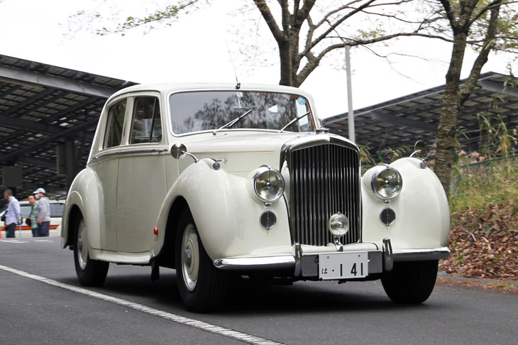 1954年「ベントレーRタイプサルーン」。戦前型の香りを残した、堂々たるサルーン。Fヘッド（吸気がOHV、排気がサイドバルブ）の4.6リッター直6エンジンを搭載。