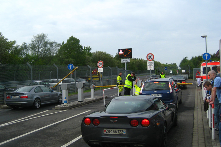 ニュルブルクリンク北コースの一般走行に並ぶ我らが「フォーカス」。すぐ後ろは「コルベット」。
	 