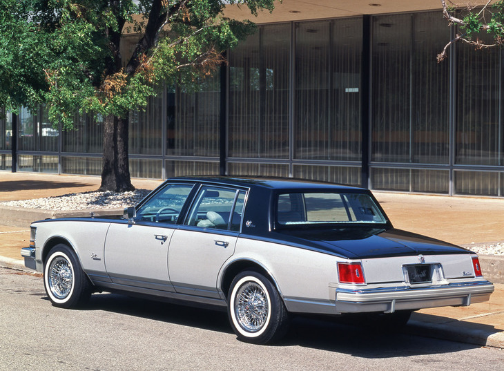 1975年にデビューした「キャデラック・セビル」。全長×全幅×全高＝5180×1820×1390mmという大幅にダウンサイズされたボディーにアメリカ車としては初めてインジェクションを備えた5.7リッターV8を搭載。