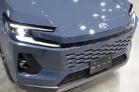 フロントマスクをやや俯瞰めで見たところ。コの字型のヘッドランプの間からノーズが突き出ており、さらにランプとバンパー／フロントグリルの面の間にも段差がついている。