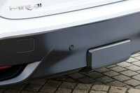 前後のバンパーにはそれぞれ2つずつのミリ波レーダーを装備。写真右の四角い部分は将来的な後方用LiDAR搭載に備えたスペース。