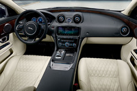 【北京ショー2018】ジャガー、「XJ」の50周年記念モデルを北京で発表の画像