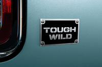 「ハスラー タフワイルド」のエンブレム。特徴的な「TOUGH WILD」のロゴやリベット留め風のデザインにも、どことなく道具っぽさを覚える。