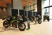 事業方針説明会の会場に展示された2台の電動モーターサイクル。右奥に見えるのは「ZX-10R」の競技用車両だ。