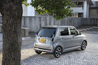 エクステリアは、グリルやバンパー、灯火類、ホイールなどを除き、従来モデルからキャリーオーバー。開発段階では多数のデザイン案が用意されたものの、いずれも「初代を超えるものにはならない」と判断。外装は文字通りの意味で、初代のものを受け継ぐこととなった。