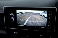 ロータスらしからぬバックモニターも装備。アスファルトの質感が分かるほどの高解像度だ。