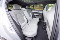 後席のスペースは「EX30」と変わらず、広いとはいえないが大人がきちんと座れる空間が確保されている。「ウルトラ」グレードには後席頭上にまでガラス部分が広がる「パノラマガラスルーフ」が標準で装備される。