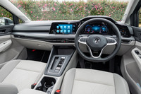 「ゴルフVIII」の特徴である、大幅にデジタル化された運転席まわり。機械式のボタンは極力排され、代わりに各所にタッチ式のコントローラーが採用された。