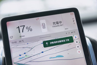 視界に入りやすいディスプレイ上部には、写真の充電状況のほか、速度計やドライブレンジ、バッテリー残量といった情報が表示される。