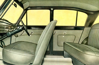 インテリア。シートは前後ともベンチで定員6人。
