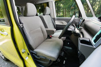 シートについては骨盤、でん部、大腿部をしっかり支える設計としたほか、座面の硬さを最適化することでフィット感とホールド性、座り心地を向上。運転席については骨格形状の見直しや、土台部分の横剛性の強化も図られている。