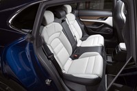 「タイカン4クロスツーリスモ」の乗車定員は基本的に4人。オプション「4＋1シート」を選択した試乗車の後席は3人掛けとなっている。