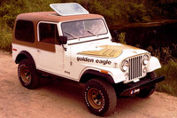 1979年型「CJ-7ゴールデンイーグル」。「三菱ジープ」とは一線を画す堂々としたボディーサイズと、ボンネットにデカデカと描かれた黄金のワシのイラストがいかにもアメリカンである。