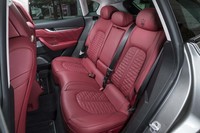 試乗車のシートカラーはレッド。ほかにブラックとタンが選択できる。