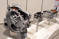新型「ヤリス」用に新開発された、ハイブリッドシステムの構成部品。写真左手前から、トランスアクスル、PCU（パワーコントロールユニット）、リチウムイオンバッテリー。