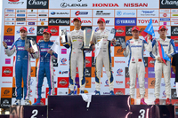 GT500クラスの表彰式。No.37 KeePer TOM'S LC500の2人（写真中央）は、ランキングトップで次回の最終戦に臨む。