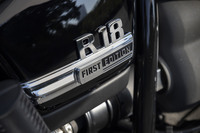 今回の試乗車は導入記念モデルの「ファーストエディション」。専用のエンブレムやレタリング、クロームパーツ、2本のピンストライプなどが特徴だ。