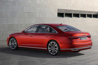 永福：「A8」がなんだかオッサンくさく見えるんだよ。メッキの縁取りのせいかなあ。
	明照寺：メッキの使い方はBMWも同じようなものですよ。
	ほった：同じ車種であっても、装飾類はグレードや仕様によって全然違ってきますしねえ……。