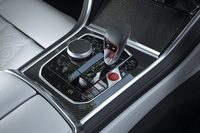 トランスミッションは8段のトルコン式AT。セレクターのボタンでシフト特性を変えられる「ドライブロジック」機能を備えている。