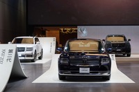 レクサスブース内には「センチュリー」も展示。写真には写っていないけど初代や2代目の“左ハンドル”も置かれていた。SUVタイプのセンチュリーのカスタマイズメニューを中国でもスタートするらしい。つまり「GRMN」とかスライドドアとかオープンモデルも選べるようになるということ。