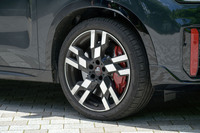 ホイールもチェッカードフラッグデザイン。タイヤサイズは245/40R20で、今回の試乗車は「ピレリPゼロ」を履いていた。