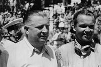 長年にわたりダイムラー・ベンツのレーシングチームを指揮したアルフレッド・ノイバウアー（左）。レース中、ドライバーとの意思疎通を図るため、ピットサインを考案したことでも知られる。写真は1938年のもの。