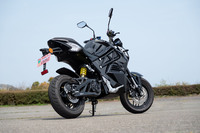 タイヤサイズは前：110/70-12、後ろ：120/70-12。サスペンションは、倒立式のフロントフォークとシングルショック式のリアスイングアームの組み合わせだ。