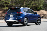 ライバルよりやや大柄なボディーが特徴の「エクストレイル」。ガソリン車には3列シート仕様も用意される。