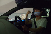 ステアリングホイールに備わるRボタンを押し、最強の「レースモード」に切り替えてみた。サスペンションがバキッとハードになり、エンジンフィールもぐっとレーシーに変化。そのエキゾーストサウンドはまさにランボルギーニだ！