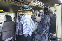 「ルーフインナーラック」（写真上）は、クロームの「ルーフインナーサイドパイプ」（写真奥）とセットで使う。