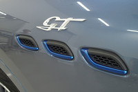 マセラティ伝統の3連サイドエアベントには、コバルトブルーの差し色が用いられている。