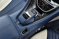 インフォテインメントシステムの操作デバイスは、メルセデス・ベンツ車と同じものが用いられている。