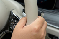 ステアリングホイールのリムには静電容量式のタッチセンサーを採用（従来型はトルク感応式）。運転支援システムの作動時に、「ドライバーがハンドルから手を離している」という誤認識が発生しにくくなった。