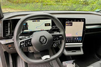 12インチの縦型センターディスプレイを備えた先進的なダッシュボード。シフトセレクターはメルセデスの各車と同様のコラム式。