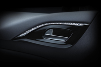 チタンパーツでドレスアップされた、インナードアハンドル部。