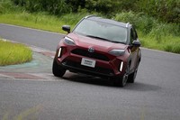 ボディーカラーは単色10タイプとツートン7タイプをラインナップ。写真は「センシュアルレッドマイカ」に「ブラックマイカ」ルーフを組み合わせたツートン。