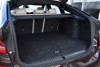 荷室の容量は5人乗車の通常使用時で610リッター。荷室上部左右に設けられたスイッチの操作で、後席の背もたれをすべてワンタッチで倒すことができる。