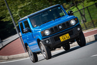 ボディーについては、ラダーフレームに2本のクロスメンバーとXメンバーを追加することで、従来モデルからねじり剛性を1.5倍に向上。新開発のボディーマウントゴムの採用により、操縦安定性の向上と乗り心地の改善も果たしている。