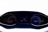 ステアリングとメーターが重なることで、低回転時の視認性が悪くなるのを防ぐため、タコメーターは時計とは逆回転に針が動く仕組みになっている。