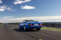 「944ターボ カブリオレ」は、944シリーズの最終年式となる1991年に登場。ロックのみ手動となる電動ソフトトップが採用されている。