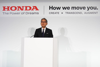 2024年5月16日の記者会見において、将来へ向けた取り組みを説明する本田技研工業の三部敏宏社長。「SDV」の実現に向けた研究開発支出として、2030年までに約2兆円を投資すると発表した。